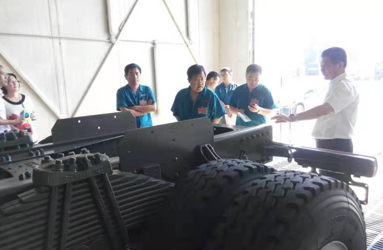 濟(jì)南重汽領(lǐng)導(dǎo)查看噴聚脲漆現(xiàn)場